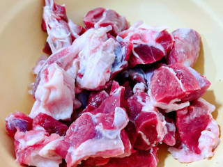 红酒炖羊肉,羊肉切成大小均匀的块状