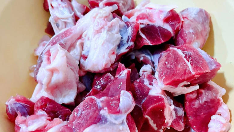 红酒炖羊肉,羊肉切成大小均匀的块状