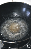 沙琪玛,小火边煮边搅拌，大约15－20分钟，煮至糖浆变黏稠，用筷子挑起可以拉出丝。