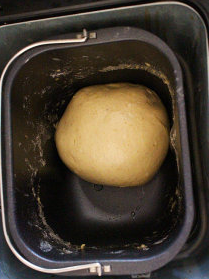 牛油果香蕉面包,继续放入橄榄油,开始搅拌动作,约20分钟后检查面团