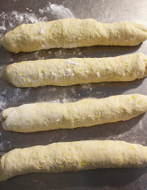 早餐玉米软包,面团压扁,卷起整形成为长条状