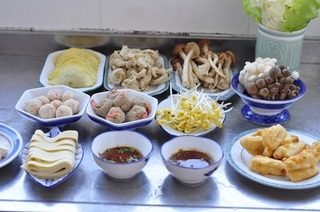 香辣鲈鱼火锅,配菜：自己做的虾肉丸子，猪肉虾丸，蛋饺，炸藕条。其他都是素菜了