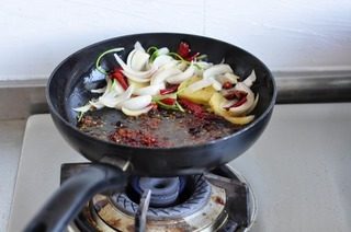 香辣鲈鱼火锅,炒好的料拨在一边，锅斜一点，把豆豉和豆瓣酱放入，小火炒出红油