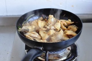 香辣鲈鱼火锅,把鱼片放入混合均匀即可，出锅放入香菜叶，蒜苗，青红尖椒