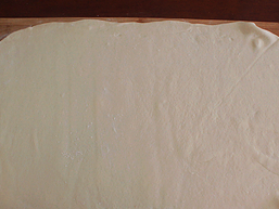 自制椒盐芝麻烧饼,发酵好的面团细细揉两遍，然后擀成薄薄的面皮。