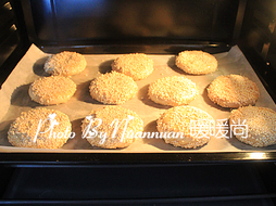 自制椒盐芝麻烧饼,将烧饼均匀的码放在烤房中，放入烤箱中层上下火200度烤15-20分钟至烧饼上色即可。