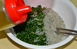 韭菜盒子,热水泡软的粉条也切碎后,与韭菜一起放在盆中,加适量色拉油拌匀.