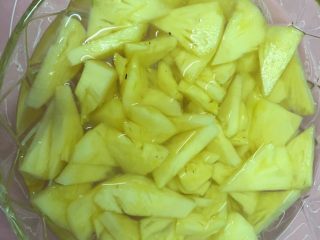 蔬菜水果沙拉,凉开水放盐搅拌溶化，淡菠萝切片浸泡一会，去除涩味。