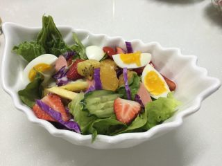 蔬菜水果沙拉,各种蔬菜水果装盘，稍稍拌匀。