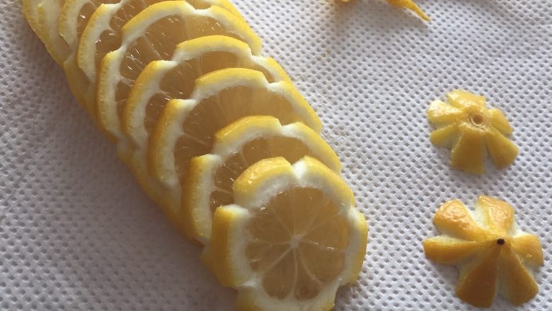 蜂蜜柠檬茶,去掉两头将中间部分切成片。