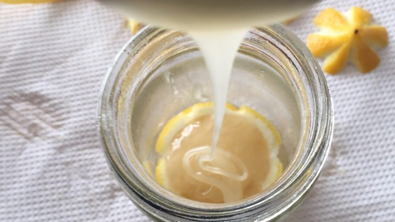 蜂蜜柠檬茶,玻璃瓶底加入一层蜂蜜再放入一片柠檬，这样反复操作直至将瓶子装满。