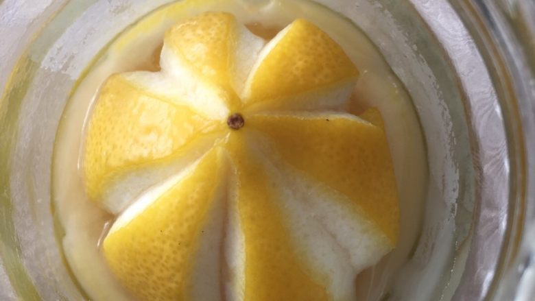 蜂蜜柠檬茶,将瓶子封口后放入冰箱冷藏三天就可以享用了。