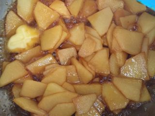 焦糖苹果翻转蛋糕,加入苹果煮至苹果软时加5g黄油搅拌均匀