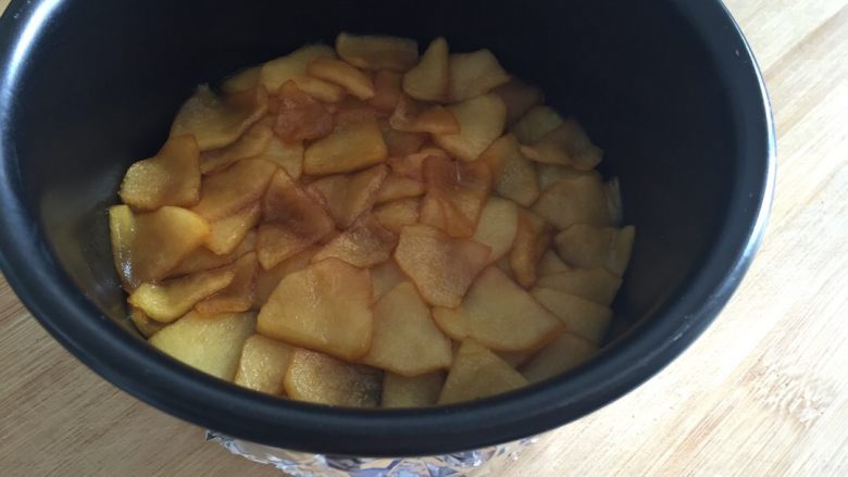 焦糖苹果翻转蛋糕,捞起苹果片入6寸烤盘打底（剩下的汁不要倒留着）