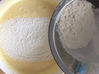 焦糖苹果翻转蛋糕,80g低筋面粉过筛加入搅拌均匀