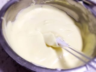酸奶蛋糕,八寸模具，底部周围用油刷均匀涂抹一点玉米油，倒入调好的蛋糊，用力震动几下，震出大气泡。