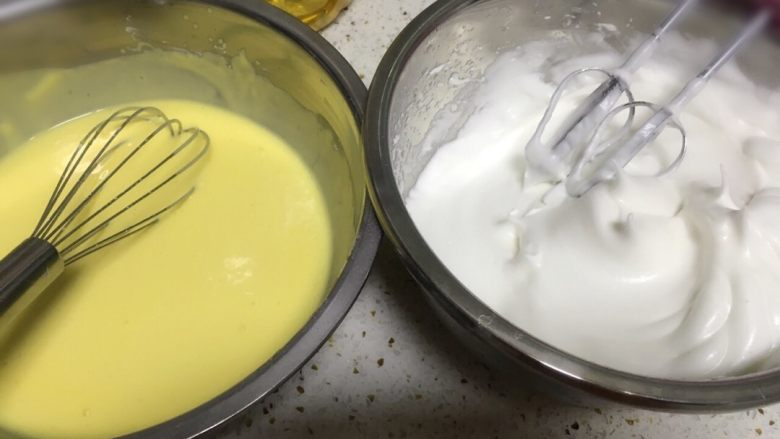 酸奶蛋糕,6.准备一个无水无油盆，滴几滴柠檬汁或白醋，打发蛋白到粗泡，加第一次糖20g，蛋白细腻时加第二次糖20g，打发到提起打蛋器出尖尖，加三次糖，再稍稍打发到硬性发泡