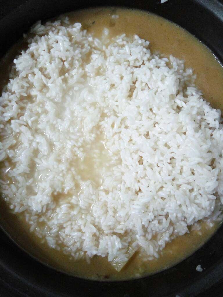 羊肉手抓饭,放入大米，水不够加入少许清水即可，按下煮饭键