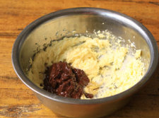 榛果巧克力蛋糕,黑巧克力加入打发的黄油中，再用打蛋器搅拌均匀