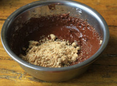 榛果巧克力蛋糕,加入一半的榛果面粉，用打蛋器搅拌均匀