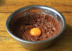 榛果巧克力蛋糕,加入一颗蛋黄，用打蛋器搅拌均匀