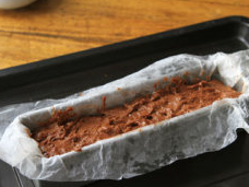 榛果巧克力蛋糕,模具中热烘焙用纸，把拌好的蛋糕糊倒入模具中，抹平