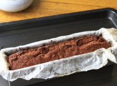 榛果巧克力蛋糕,烤箱165度，中下层，烤30分钟后，上色足够，表层加盖锡纸，继续再烤10分钟。出炉冷却后切片