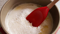 脆糖小泡芙,煮开后即离火,迅速加入过筛好的低粉