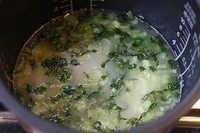 洋葱猪排配菜饭,比正常煮饭的水量少一点点。把炒过的菜放入洗好的米中。正常煮饭程序。
