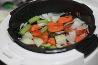 番茄牛尾清汤,一半蔬菜加一半牛尾放入锅中，水加至最高水位线。
我把细些的牛尾炖汤用，粗些的肉多的部分炖着吃。
牛尾可以换成牛腩。煮汤的时候西芹和红萝卜也可以少一些肉味更浓郁。