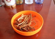 茶树菇烧豆腐 ,干香菇30g左右，用温水泡发后去蒂备用。