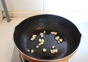 茶树菇烧豆腐 ,另起锅，放一点花生油并用蒜瓣炝锅。
