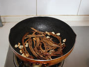 茶树菇烧豆腐 ,放入泡好的茶树中火翻炒2分钟。