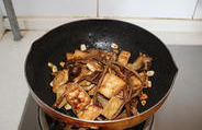茶树菇烧豆腐 ,放入煎好的豆腐，翻炒均匀。