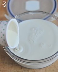 盆栽酸奶,把鲜牛奶倒入玻璃容器中，再倒入原味酸奶，搅拌均匀