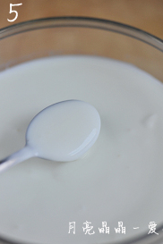 盆栽酸奶,经过大约5.6小时的低温发酵，酸奶就做好了，加入细砂糖搅拌均匀，放入冰箱冷藏