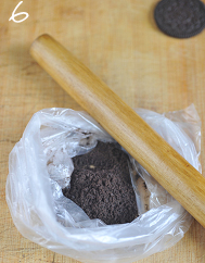盆栽酸奶,吃的时候取出一部分酸奶放在小杯子里，两片黑色饼干装入保鲜袋擀碎，撒在酸奶表面即可。