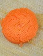 清汤鱼芙蓉,切出厚1㎝的胡萝卜段，横竖切出花蕊，底部相连，再分成小块