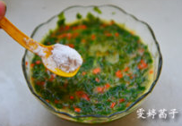 香椿芽胡罗卜蛋饼#春意绿#,洒入一小勺淀粉，打匀。煎出来的蛋饼口感会更软嫩蓬松。