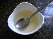 红枣百合蒸南瓜,蜂蜜放入碗中，加入2汤勺开水混合均匀