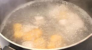 蜜豆芋圆烧仙草,锅里加水煮开，把芋圆和地瓜圆加进去，不停地搅拌，直到圆丁都浮到面上，再继续煮1-2min即可