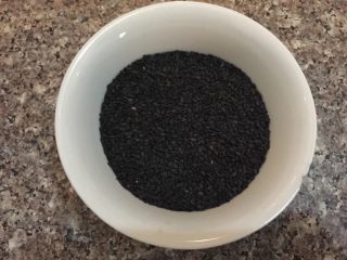 黑芝麻糊,1.黑芝麻和糯米洗净沥干水分备用

