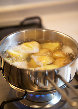 土豆泥,在沸水中放适量盐，煮土豆块40min或用筷子可轻易穿透，取出后去皮