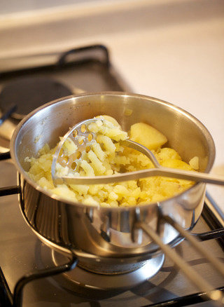 土豆泥,将去皮的土豆块放回锅内，最小火加热，用potato masher反复挤压至细腻顺滑