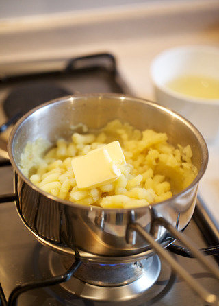 土豆泥,随后放入黄油继续挤压