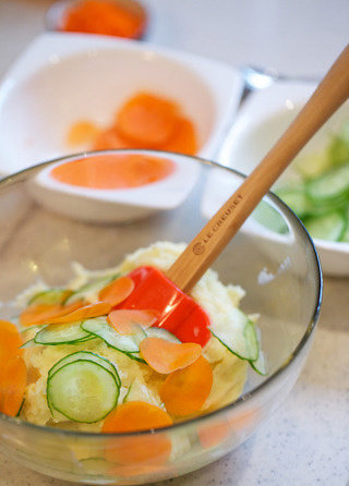 土豆泥,随后放入黄瓜片和胡萝卜片，继续搅拌，最后放入鱼籽，缓慢搅拌