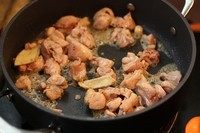 香菇滑鸡饭,少许底油，放入姜片爆香，加入鸡块翻炒。
