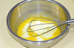 草莓蛋糕卷,蛋黄加入20g细砂糖打至发白，然后再加入牛奶和玉米油搅拌均匀。