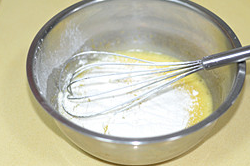 草莓蛋糕卷,分次加入过筛二次后的低筋面粉。