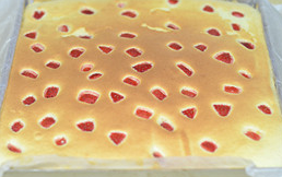 草莓蛋糕卷,放入预热好180度的烤箱中层，烤15分钟左右。